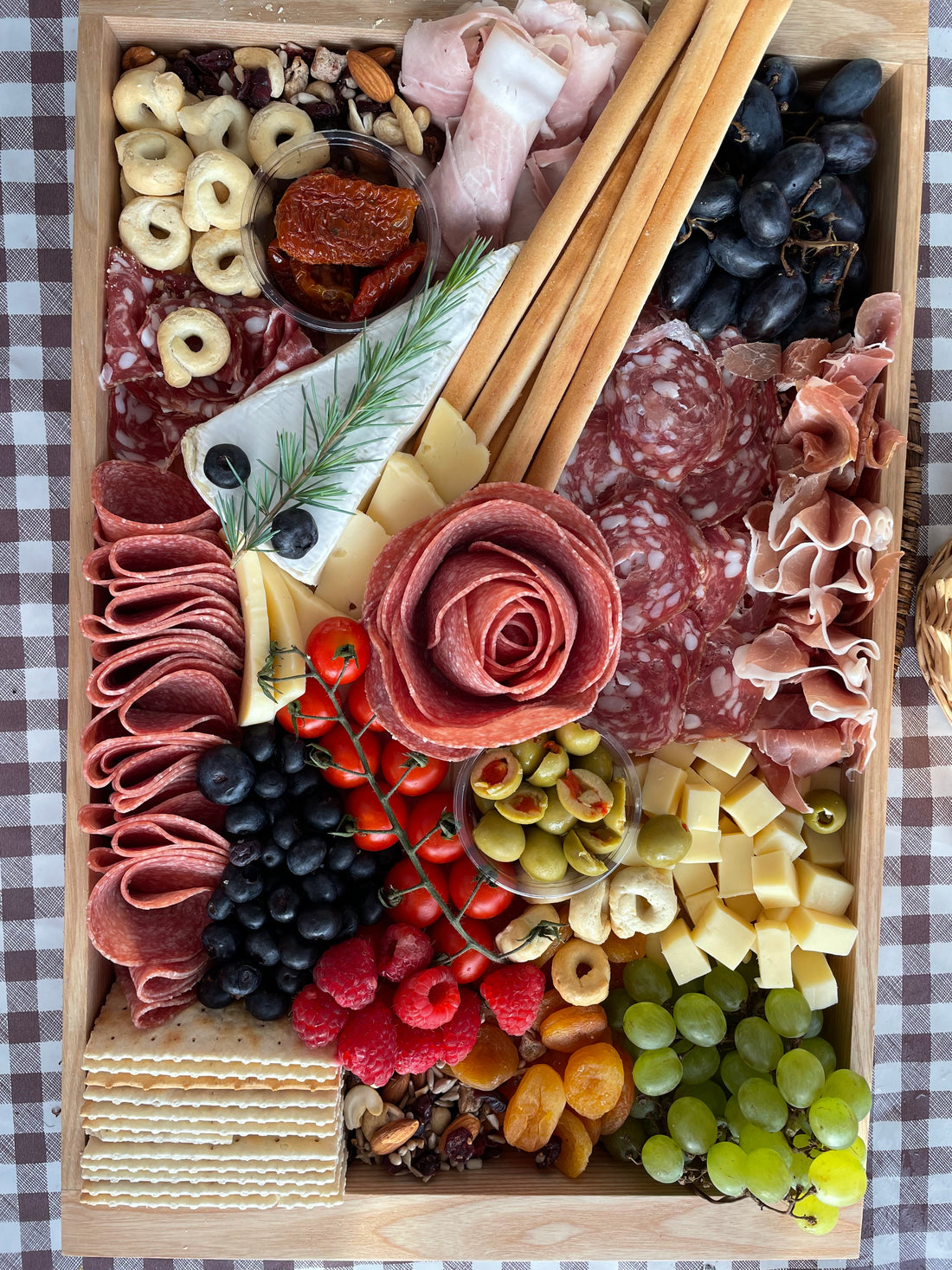 narezek, box, foodbox, charcuterie, kanapeji, catering, katering, hladna predjed, kruhki, narezki, najboljši narezek